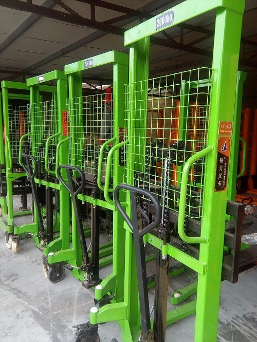 手動液壓堆高車的使用 手動液壓堆高車的使用