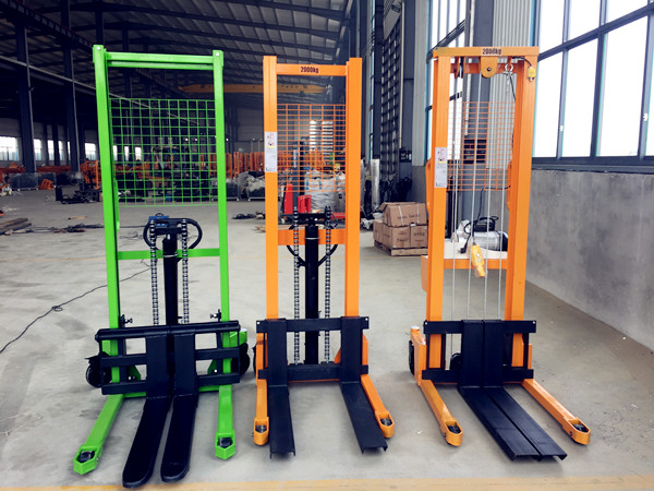 三款手動(dòng)堆高車(chē)對(duì)比，手動(dòng)堆高車(chē)價(jià)格可致電聯(lián)系客服了解--河北東圣吊索具制造有限公司--小型攪拌機(jī)|石材夾具|液壓堆高車(chē)|手動(dòng)叉車(chē)