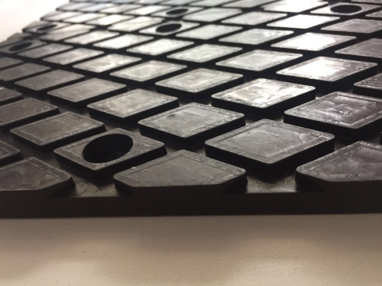 石材吊夾具配備橡膠夾皮實(shí)物拍攝側(cè)面顯示夾皮厚度--河北東圣吊索具制造有限公司--小型攪拌機(jī)|石材夾具|液壓堆高車|手動叉車