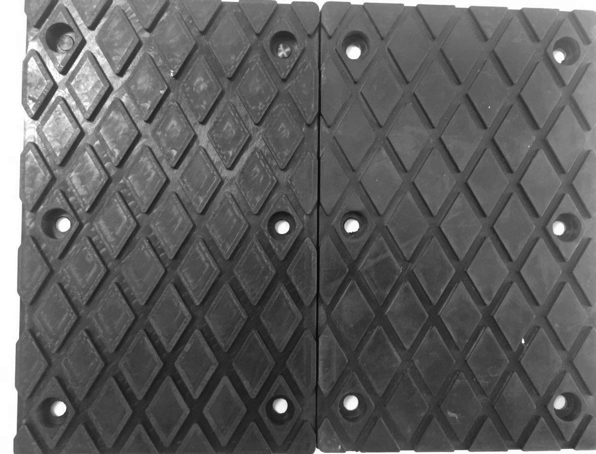 石材吊夾具配備橡膠夾皮實(shí)物照片--河北東圣吊索具制造有限公司--小型攪拌機(jī)|石材夾具|液壓堆高車|手動叉車