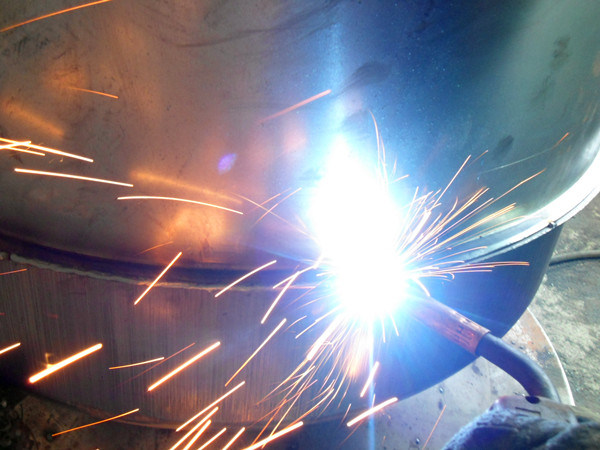 自制小型砂漿攪拌機焊接--河北東圣吊索具制造有限公司--小型攪拌機|石材夾具|液壓堆高車|手動叉車 自制小型砂漿攪拌機焊接--河北東圣吊索具制造有限公司--小型攪拌機|石材夾具|液壓堆高車|手動叉車