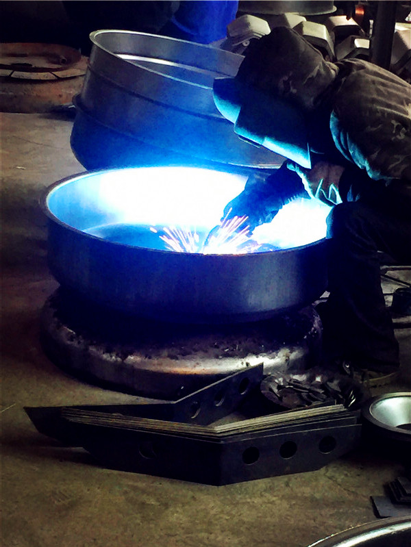 220v小型砂漿攪拌車攪拌滾筒焊接車間展示--河北東圣吊索具制造有限公司--小型攪拌機|石材夾具|液壓堆高車|手動叉車 220v小型砂漿攪拌車攪拌滾筒焊接車間展示--河北東圣吊索具制造有限公司--小型攪拌機|石材夾具|液壓堆高車|手動叉車