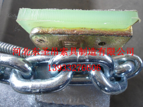 吊石材用的夾子夾皮位置特寫？--河北東圣吊索具制造有限公司--石材夾具|液壓堆高車|手動叉車|小型攪拌機(jī)