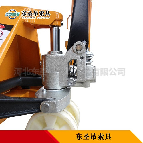 手動(dòng)液壓搬運(yùn)車價(jià)格--河北東圣吊索具制造有限公司--小型攪拌機(jī)|手動(dòng)叉車|液壓堆高車|手動(dòng)叉車 手動(dòng)液壓搬運(yùn)車價(jià)格--河北東圣吊索具制造有限公司--小型攪拌機(jī)|手動(dòng)叉車|液壓堆高車|手動(dòng)叉車