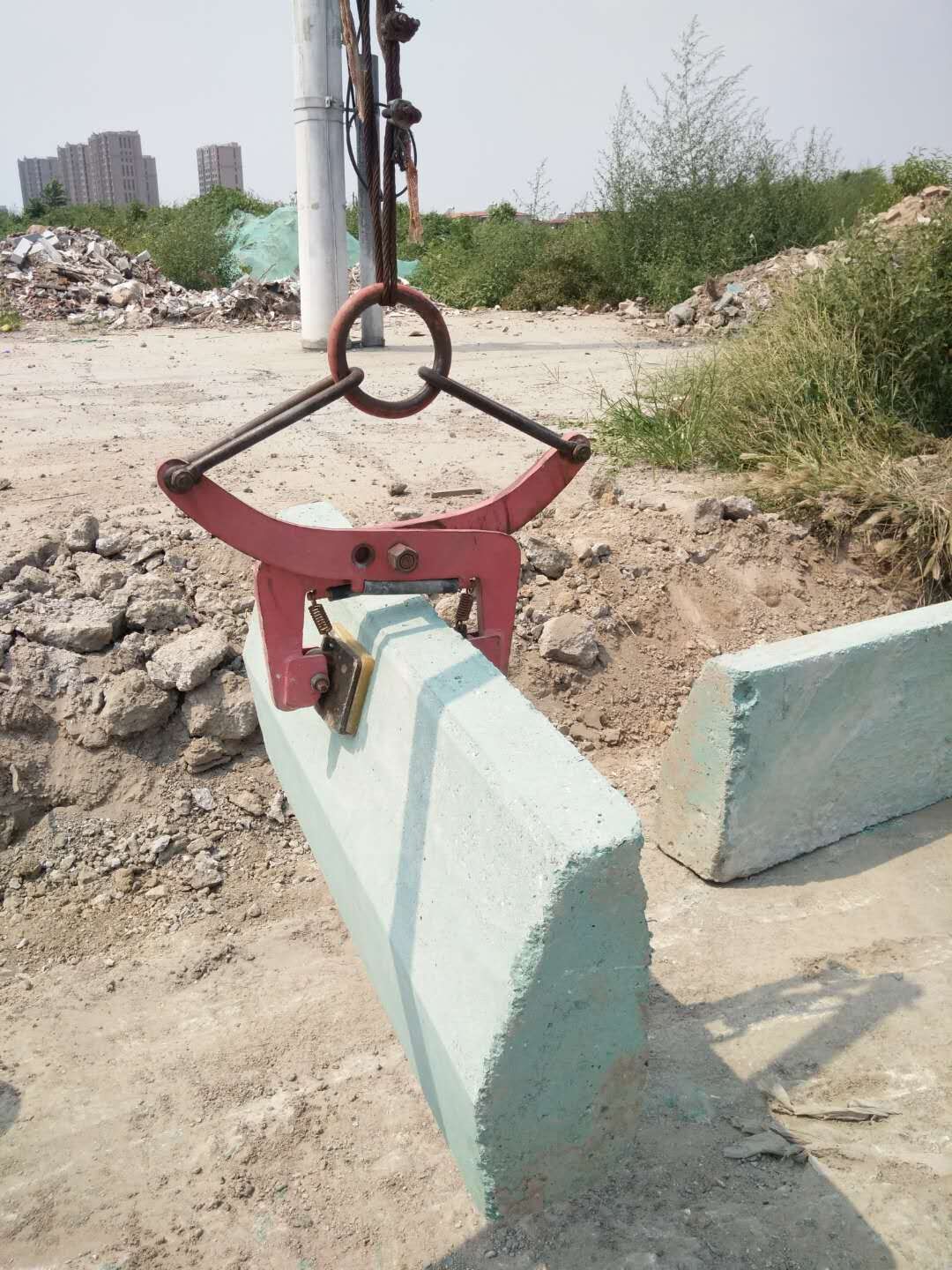 安裝搬運路沿石工作現(xiàn)場--河北東圣吊索具制造有限公司--石材夾具|小型攪拌機|液壓堆高車|手動叉車 安裝搬運路沿石工作現(xiàn)場--河北東圣吊索具制造有限公司--石材夾具|小型攪拌機|液壓堆高車|手動叉車