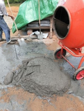 立式正反轉自動卸料小型攪拌機作業(yè)現(xiàn)場--河北東圣吊索具制造有限公司